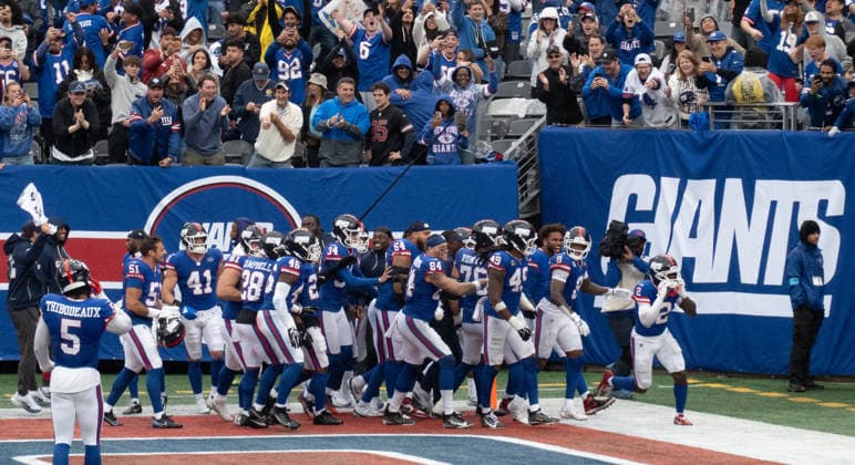 October 4, 2026, East Rutherford, New Jersey, USA: NY Giants cornerback DEONTE BANKS is surrounded by teammates as he celebrates his interception and runback for a touchdown to give the NY Giants the win at the end of the 4th quarter as the New York Giants defeat the Arizona Cardinals 36-24 at MetLife Stadium on October 4, 2026 in East Rutherford, New Jersey. East Rutherford USA - ZUMAb148 20261004_zap_b148_002 Copyright: xBryanxSmithx