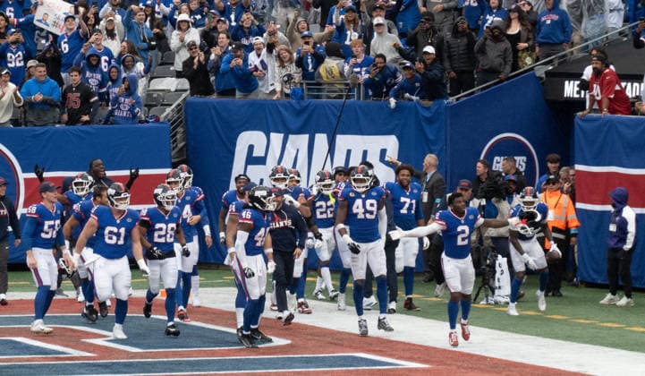 October 4, 2026, East Rutherford, New Jersey, USA: NY Giants cornerback DEONTE BANKS is surrounded by teammates as he celebrates his interception and runback for a touchdown to give the NY Giants the win at the end of the 4th quarter as the New York Giants defeat the Arizona Cardinals 36-24 at MetLife Stadium on October 4, 2026 in East Rutherford, New Jersey. East Rutherford USA - ZUMAb148 20261004_zap_b148_007 Copyright: xBryanxSmithx