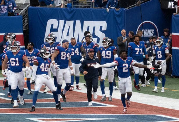 October 4, 2026, East Rutherford, New Jersey, USA: NY Giants cornerback DEONTE BANKS is surrounded by teammates as he celebrates his interception and runback for a touchdown to give the NY Giants the win at the end of the 4th quarter as the New York Giants defeat the Arizona Cardinals 36-24 at MetLife Stadium on October 4, 2026 in East Rutherford, New Jersey. East Rutherford USA - ZUMAb148 20261004_zap_b148_018 Copyright: xBryanxSmithx