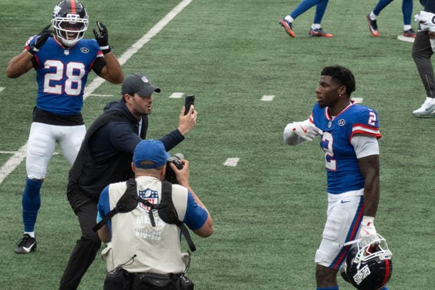 October 4, 2026, East Rutherford, New Jersey, USA: NY Giants cornerback DEONTE BANKS is surrounded by media as he celebrates his interception and runback for a touchdown to give the NY Giants the win at the end of the 4th quarter as the New York Giants defeat the Arizona Cardinals 36-24 at MetLife Stadium on October 4, 2026 in East Rutherford, New Jersey. East Rutherford USA - ZUMAb148 20261004_zap_b148_017 Copyright: xBryanxSmithx