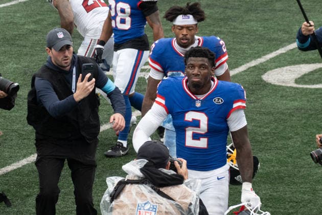 October 4, 2026, East Rutherford, New Jersey, USA: NY Giants cornerback DEONTE BANKS is surrounded by media as he celebrates his interception and runback for a touchdown to give the NY Giants the win at the end of the 4th quarter as the New York Giants defeat the Arizona Cardinals 36-24 at MetLife Stadium on October 4, 2026 in East Rutherford, New Jersey. East Rutherford USA - ZUMAb148 20261004_zap_b148_023 Copyright: xBryanxSmithx