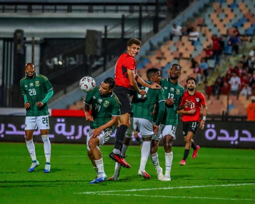 Cairo Egypt South Africa Match Egyptian forward Hamza Abdelkarim leaps high against South African defenders during a match at Cairo International Stadium in Cairo, Egypt on October 4, 2026. The International Friendly, Länderspiel, Nationalmannschaft match serves as preparation for both national teams ahead of upcoming regional and continental football competitions. Cairo Cairo Egypt Copyright: xRahmaxAbdelazizx