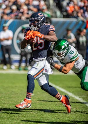 October 4, 2026: Chicago Bears Kyle Monangai (25) is chased by New York Jets Dane Belton (6) during the NFL, American Football Herren, USA game in Chicago, IL. CSM NFL 2026: Jets Vs Bears OCT 04 - ZUMAc04_ 20261004_zma_c04_235 Copyright: xMikexWulfx