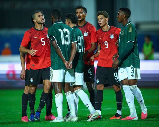 Egypt v South Africa - International Friendly, Länderspiel, Nationalmannschaft Teams Captains Ramy Rabia and Sithole during the international friendly match between Egypt and South Africa at Cairo International Stadium, Cairo, Egypt Cairo Cairo EGYPT Copyright: xMohamedxTageldinx