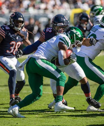 October 4, 2026: Chicago Bears Daniel Hardy (92) tackles New York Jets Kene Nwangwu (3) during the NFL, American Football Herren, USA game in Chicago, IL. CSM NFL 2026: Jets Vs Bears OCT 04 - ZUMAc04_ 20261004_zma_c04_268 Copyright: xMikexWulfx