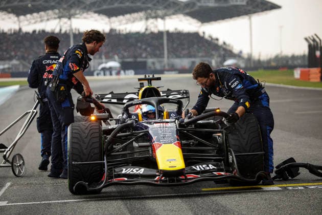 F1 - BAHRAIN GRAND PRIX IN MALAYSIA 2026 03 VERSTAPPEN Max (nld), Red Bull Racing Ford RB22, action starting grid mechanic, mecanicien, mechanics rain, during the 2026 Formula 1 Bahrain Grand Prix in Malaysia, 16th round of the 2026 Formula One World Championship, WM, Weltmeisterschaft from October 2 to 4, 2026 on the Sepang International Circuit, in Sepang, Malaysia - SepangMalaysia  Copyright: xXavixBonillax
