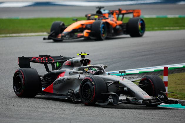 F1 - BAHRAIN GRAND PRIX IN MALAYSIA 2026 05 BORTOLETO Gabriel (bra), Audi F1 Team R26, action n and 81 PIASTRI Oscar (aus), McLaren F1 Team MCL40, action during the 2026 Formula 1 Bahrain Grand Prix in Malaysia, 16th round of the 2026 Formula One World Championship, WM, Weltmeisterschaft from October 2 to 4, 2026 on the Sepang International Circuit, in Sepang, Malaysia - SepangMalaysia  Copyright: xEricxAlonsox