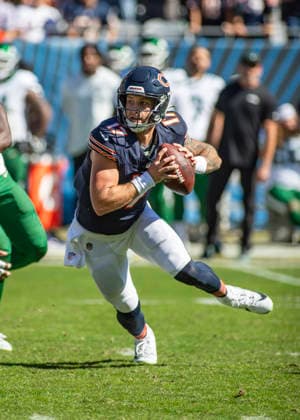 NFL, American Football Herren, USA 2026: Jets Vs Bears OCT 04 October 4, 2026: Chicago Bears quarterback Tyson Bagent (17) runs with the ball during the NFL game against the New York Jets in Chicago, IL. Mike Wulf CSM (Credit Image: Mike Wulf Cal Media) Chicago Il United States of America EDITORIAL USE ONLY Copyright: xx ZUMA-20261004_zma_c04_306.jpg MikexWulfx csmphotothree531511