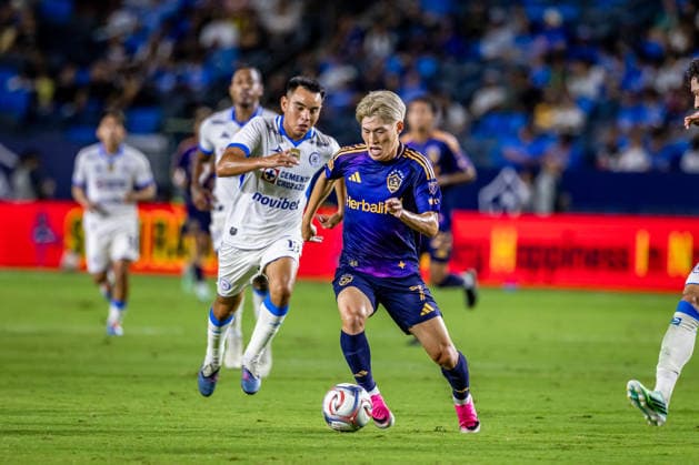 Los Angeles Galaxy v Cruz Azul Frindly Match KyÅgo Furuhashi 7 of Los Angeles Galaxy runs with the ball during the friendly football match between Los Angeles Galaxy and Cruz Azul at Dignity Health Park. on October 4, 2026 in Carson, California. (Photo by Arturo Cordero Eyepix Group) Copyright: xArturoxCordero xEyepixxGroupx AC_04102026_198228