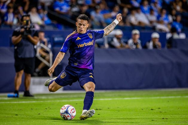 Los Angeles Galaxy v Cruz Azul Frindly Match Lucas Calegari 2 of Los Angeles Galaxy shoots the ball during the friendly football match between Los Angeles Galaxy and Cruz Azul at Dignity Health Park. on October 4, 2026 in Carson, California. (Photo by Arturo Cordero Eyepix Group) Copyright: xArturoxCordero xEyepixxGroupx AC_04102026_198231