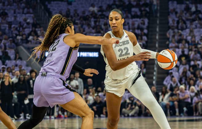 OCT 04 2026 San Francisco, CA U.S.A. Las Vegas Aces center A ja Wilson (22)goes to the basket against Golden State Valkyries guard Veronica Burton (22) during the WNBA, Basketball Damen, USA semifinals playoff game 1 western conference between the Las Vegas Aces and the Golden State Valkyries at the Chase Centers. CSM San Francisco USA - ZUMAc04_ 20261004_zma_c04_357 Copyright: xThurmanxJamesx