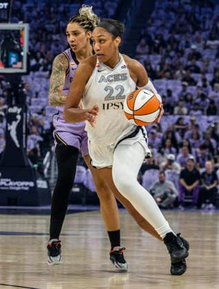 OCT 04 2026 San Francisco, CA U.S.A. Las Vegas Aces center A ja Wilson (22)drives to the basket against Golden State Valkyries forward Gabby Williams (1) during the WNBA, Basketball Damen, USA semifinals playoff game 1 western conference between the Las Vegas Aces and the Golden State Valkyries at the Chase Centers. CSM San Francisco USA - ZUMAc04_ 20261004_zma_c04_363 Copyright: xThurmanxJamesx