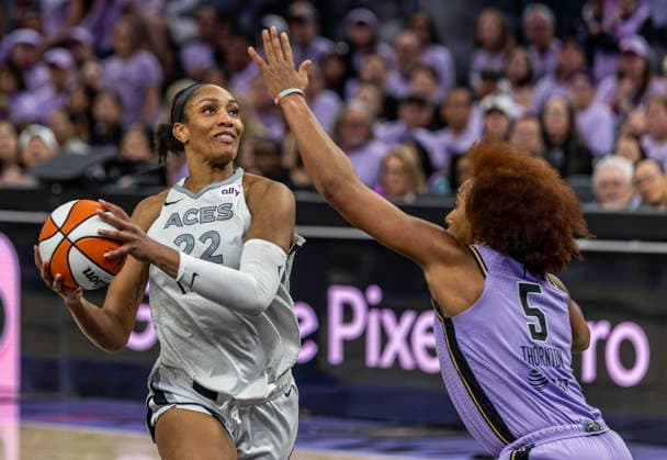 OCT 04 2026 San Francisco, CA U.S.A. Las Vegas Aces center A ja Wilson (22)goes to the basket against Golden State Valkyries forward Kayla Thornton (5) during the WNBA, Basketball Damen, USA semifinals playoff game 1 western conference between the Las Vegas Aces and the Golden State Valkyries at the Chase Centers. CSM San Francisco USA - ZUMAc04_ 20261004_zma_c04_367 Copyright: xThurmanxJamesx