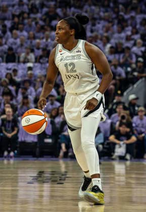 OCT 04 2026 San Francisco, CA U.S.A. Las Vegas Aces guard Chelsea Gray (12)brings the ball up court during the WNBA, Basketball Damen, USA semifinals playoff game 1 western conference between the Las Vegas Aces and the Golden State Valkyries at the Chase Centers. CSM San Francisco USA - ZUMAc04_ 20261004_zma_c04_374 Copyright: xThurmanxJamesx