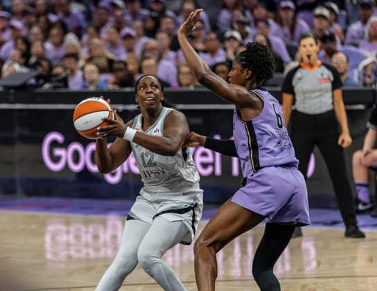 OCT 04 2026 San Francisco, CA U.S.A. Las Vegas Aces guard Chelsea Gray (12)goes to the basket against Golden State Valkyries guard Kaila Charles (6)during the WNBA, Basketball Damen, USA semifinals playoff game 1 western conference between the Las Vegas Aces and the Golden State Valkyries at the Chase Centers. CSM San Francisco USA - ZUMAc04_ 20261004_zma_c04_379 Copyright: xThurmanxJamesx