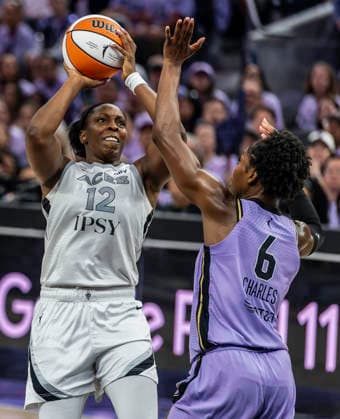 OCT 04 2026 San Francisco, CA U.S.A. Las Vegas Aces guard Chelsea Gray (12)goes to the basket against Golden State Valkyries guard Kaila Charles (6)during the WNBA, Basketball Damen, USA semifinals playoff game 1 western conference between the Las Vegas Aces and the Golden State Valkyries at the Chase Centers. CSM San Francisco USA - ZUMAc04_ 20261004_zma_c04_380 Copyright: xThurmanxJamesx
