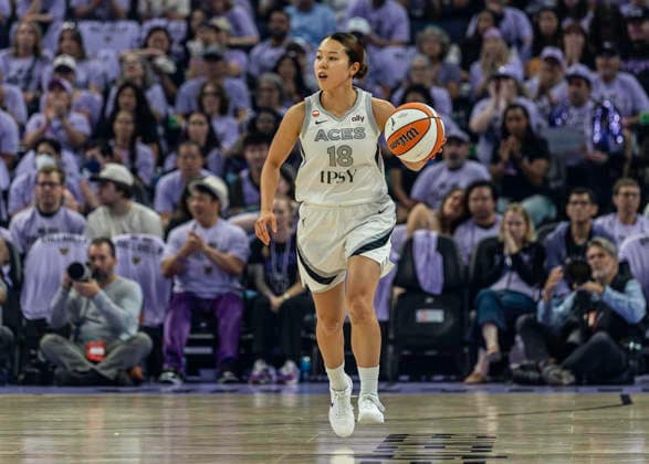 OCT 04 2026 San Francisco, CA U.S.A. Las Vegas Aces guard Mai Yamamoto (18)brings the ball up court during the WNBA, Basketball Damen, USA semifinals playoff game 1 western conference between the Las Vegas Aces and the Golden State Valkyries at the Chase Centers. CSM San Francisco USA - ZUMAc04_ 20261004_zma_c04_389 Copyright: xThurmanxJamesx