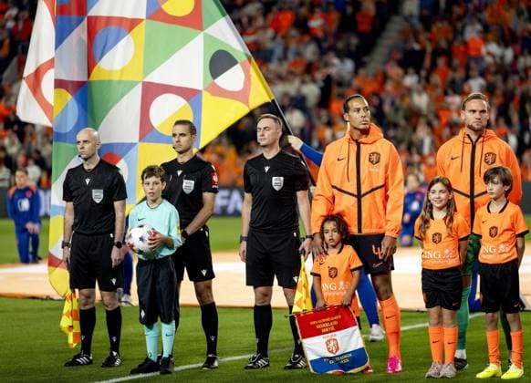 EINDHOVEN - (lr) Virgil van Dijk of the Netherlands and Netherlands goalkeeper Bart Verbruggen ahead of the UEFA Nations League match between the Netherlands and Serbia at the Philips Stadium on October 4, 2026 in Eindhoven, the Netherlands. KOEN VAN WEEL ANP xVIxANPxSportx xxANPxIVx 571572656 originalFilename: 571572656