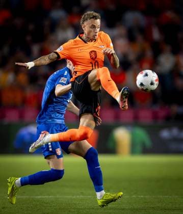 EINDHOVEN - (lr) Kosta Nedeljkovic of Serbia and Noa Lang of the Netherlands during the UEFA Nations League match between the Netherlands and Serbia at the Philips Stadium on October 4, 2026 in Eindhoven, the Netherlands. KOEN VAN WEEL ANP xVIxANPxSportx xxANPxIVx 571574622 originalFilename: 571574622