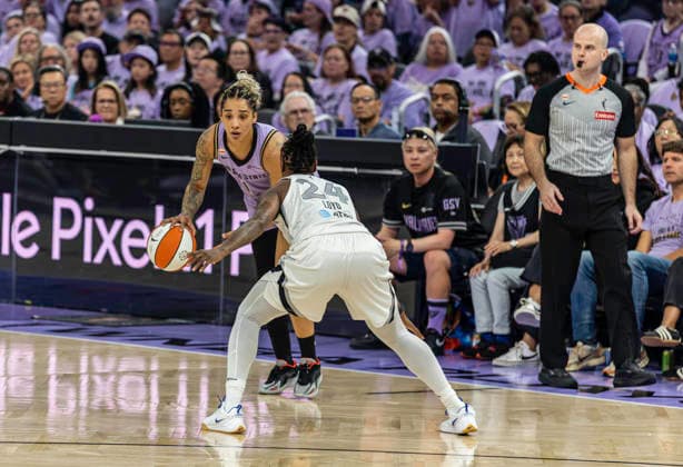 WNBA, Basketball Damen, USA Semi Finals Game 1 2026: Las Vegas Vs Golden State OCT 4 OCT 04 2026 San Francisco, CA U.S.A. Golden State Valkyries forward Gabby Williams (1)goes to the basket against Las Vegas Aces guard Jewell Loyd (24)during the WNBA semifinals playoff game 1 western conference between the Las Vegas Aces and the Golden State Valkyries at the Chase Centers. Thurman James CSM (Credit Image: Â Thurman James Cal Media) San Francisco Ca USA EDITORIAL USE ONLY Copyright: xx ZUMA-20261004_zma_c04_424.jpg ThurmanxJamesx csmphotothree531784