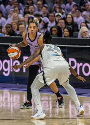 WNBA, Basketball Damen, USA Semi Finals Game 1 2026: Las Vegas Vs Golden State OCT 4 OCT 04 2026 San Francisco, CA U.S.A. Golden State Valkyries forward Gabby Williams (1)goes to the basket against Las Vegas Aces guard Jewell Loyd (24)during the WNBA semifinals playoff game 1 western conference between the Las Vegas Aces and the Golden State Valkyries at the Chase Centers. Thurman James CSM (Credit Image: Â Thurman James Cal Media) San Francisco Ca USA EDITORIAL USE ONLY Copyright: xx ZUMA-20261004_zma_c04_425.jpg ThurmanxJamesx csmphotothree531787