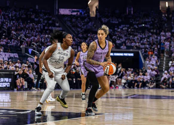 WNBA, Basketball Damen, USA Semi Finals Game 1 2026: Las Vegas Vs Golden State OCT 4 OCT 04 2026 San Francisco, CA U.S.A. Golden State Valkyries forward Gabby Williams (1)goes to the basket against Las Vegas Aces guard Chelsea Gray (12) during the WNBA semifinals playoff game 1 western conference between the Las Vegas Aces and the Golden State Valkyries at the Chase Centers. Thurman James CSM (Credit Image: Â Thurman James Cal Media) San Francisco Ca USA EDITORIAL USE ONLY Copyright: xx ZUMA-20261004_zma_c04_435.jpg ThurmanxJamesx csmphotothree531799