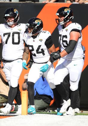 CINCINNATI, OH - OCTOBER 4: Jacksonville Jaguars running back Chris Rodriguez Jr. 24 celebrates a touchdown with teammates Jacksonville Jaguars offensive tackle Cole van Lanen 70 and Jacksonville Jaguars guard Ezra Cleveland 76 in a game between the Jacksonville Jaguars and the Cincinnati Bengals on October 4, 2026, at Paycor Stadium in Cincinnati, OH. (Photo by Jeff Moreland Icon Sportswire) NFL, American Football Herren, USA OCT 04 Jaguars at Bengals EDITORIAL USE ONLY Icon168261004075