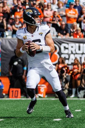 Oct 4, 2026; Cincinnati, OH, USA; Jacksonville Jaguars quarterback Trevor Lawrence (16) during NFL, American Football Herren, USA game action against the Cincinnati Bengals at Paycor Stadium. Mandatory Credit: -Cal Media - ZUMAc04_ 20261004_zma_c04_516 Copyright: xJohnxMersitsx
