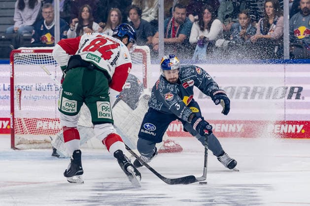 Lukas Klok, EHC Red Bull Munich, 03, defends against Trevor Parkes, Augsburger Panther, 84, GER; EHC Red Bull Munich vs. Augsburger Panther, DEL, 2026–2027 season, Matchday 6, October 4, 2026 Photo: HMB Media, Heike Feiner Copyright: HMBxMedia HeikexFeiner