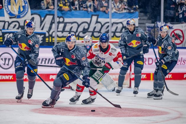 Battle for the Puck: Face-off between Brady Ferguson (EHC Red Bull Munich, 12) and Christian Hanke (Augsburger Panther, 25, GER), EHC Red Bull Munich vs. Augsburger Panther, DEL, 2026–2027 Season, Matchday 6, October 4, 2026 Photo: HMB Media, Heike Feiner Copyright: HMBxMedia HeikexFeiner