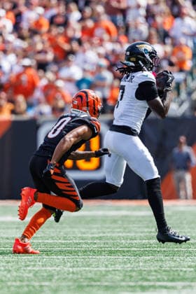 Oct 4, 2026; Cincinnati, OH, USA; Jacksonville Jaguars wide receiver Brian Thomas Jr. (7) catches the ball as Cincinnati Bengals defensive back DJ Turner (0) defends during NFL, American Football Herren, USA game action at Paycor Stadium. Mandatory Credit: -Cal Media NFL 2026: Jaguars Vs Bengals OCT 04 - ZUMAc04_ 20261004_zma_c04_590 Copyright: xJohnxMersitsx