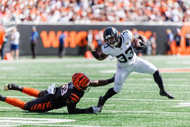 Oct 4, 2026; Cincinnati, OH, USA; Jacksonville Jaguars running back Bhayshul Tuten (33) runs with the ball during NFL, American Football Herren, USA game action against the Cincinnati Bengals at Paycor Stadium. Mandatory Credit: -Cal Media - ZUMAc04_ 20261004_zma_c04_597 Copyright: xJohnxMersitsx