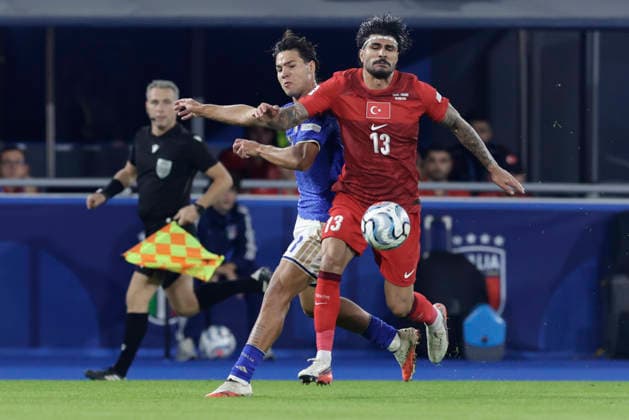 UEFA Nations League football match Italy vs Turkey Antonio Vergara of Italy challenges for the ball with Eren Elmal of Turkiye during UEFA Nations League football match (League A, Group A1) between Italy vs Turkey at the Renato Dall Ara stadium in Bologna on October 05, 2026. _BPH2247 Copyright: xAntonioxBalascox