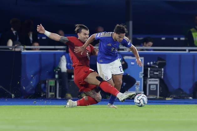 UEFA Nations League football match Italy vs Turkey Abdulkerim Bardakc of Turkiye challenges for the ball with Antonio Vergara of Italy during UEFA Nations League football match (League A, Group A1) between Italy vs Turkey at the Renato Dall Ara stadium in Bologna on October 05, 2026. _BPH3050 Copyright: xAntonioxBalascox