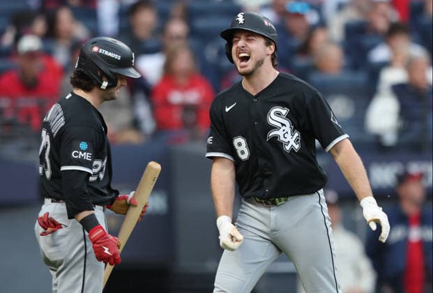 Chicago White Sox Kyle Teel (8) celebrates with Tristan Peters (29) after scoring on an rbi-single by Munetaka Murakami against the Cleveland Guardians in the fourth inning in an MLB, Baseball Herren, USA American League Division Series playoff game at Progressive Field in Cleveland, Ohio, on Monday, October 5, 2026. CLE20261005711 AARONxJOSEFCZYK