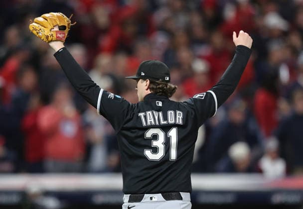 Chicago White Sox pitcher Grant Taylor (31) celebrates after the White Sox defeated the Cleveland Guardians 4-3 in an MLB, Baseball Herren, USA American League Division Series playoff game at Progressive Field in Cleveland, Ohio, on Monday, October 5, 2026. The White Sox take a 2-0 lead in the best-of-five series. CLE20261005732 AARONxJOSEFCZYK