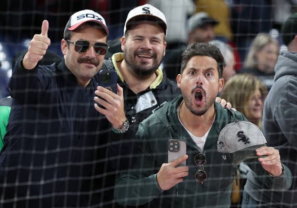 Chicago White Sox fans celebrate after the White Sox defeated the Cleveland Guardians 4-3 in an MLB, Baseball Herren, USA American League Division Series playoff game at Progressive Field in Cleveland, Ohio, on Monday, October 5, 2026. The White Sox take a 2-0 lead in the best-of-five series. CLE20261005734 AARONxJOSEFCZYK