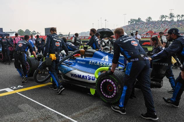 SEPANG, SGR - OCTOBER 04:Carlos Sainz of Spain and Atlassian Williams F1 Team arrive on the grid before the start of the Formula 1 Gulf Air Bahrain Grand Prix on October 04, 2026 held at Sepang International Circuit in Sepang, Malaysia. (Photo by Hazrin Yeob Men Shah Icon Sportswire) AUTO: OCT 04 F1 Bahrain Grand Prix in Malaysia EDITORIAL USE ONLY Icon3782610043257