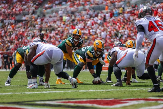 Oct 4, 2026; Tampa, FL, USA; Green Bay Packers quarterback Jordan Love (10) looks on from the line of scrimmage during the NFL, American Football Herren, USA game between the Green Bay Packers and Tampa Bay Buccaneers at Raymond James Stadium. Mandatory Credit: Taylor McFee-Cal Media NFL 2026: Packers Vs Buccaneers OCT 04  - ZUMAc04_ 20261004_zma_c04_632 Copyright: xTaylorxMcfeex