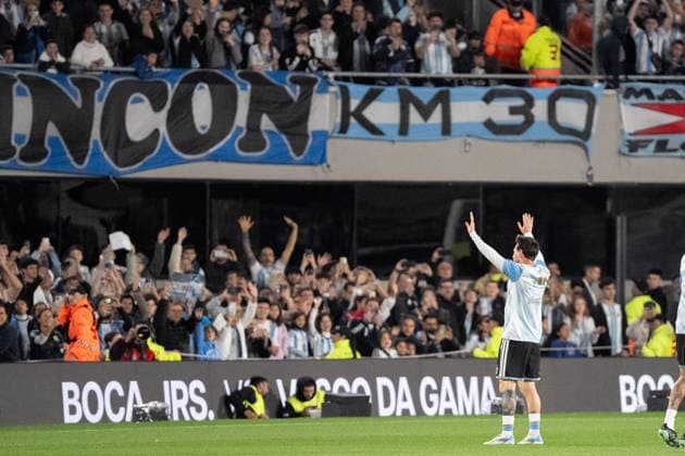 BUENOS AIRES, ARGENTINA - OCTOBER 06: Lionel Messi of Argentina applauds fans during warm up prior to International Friendly, Länderspiel, Nationalmannschaft football match between Argentina and Benin at Estadio Monumental Antonio V. Liberti on October 06, 2026 in Buenos Aires, Argentina. Lionel Messi is making his final appearance for Argentina following his announcement of international retirement. (Photo by Richard Callis Sports Press Photo) Copyright: xRichardxCallis SportsxPressxPhotox Sportspressphoto_SPR247641
