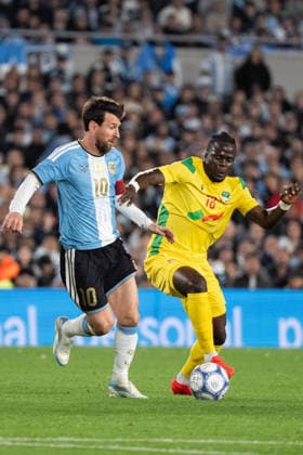 BUENOS AIRES, ARGENTINA - OCTOBER 6: Lionel Messi of Argentina (L) runs with the ball under pressure from Junior Olaitan of Benin (R) during the International Friendly, Länderspiel, Nationalmannschaft football match between Argentina and Benin at the Estadio Monumental Antonio V. Liberti on October 6, 2026, in Buenos Aires, Argentina. Richard Callis Fotoarena (Richard Callis SPP) Copyright: xRichardxCallisx xSPPx spp-en-RiCa-3026238
