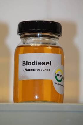 20.05.2010, Magdeburg, Sachsen-Anhalt, Deutschland - Glas mit Biodiesel (Warmpressung). 00S100520D818.JPG MODEL RELEASE: NOT APPLICABLE, PROPERTY RELEASE: NO MR:Y