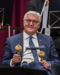 Federal President Frank Walter Stein Meier plays at Monday 13 11 2017 in Frame the the Federal President in Saxony in Bath with the Musicians the Saxon RM001