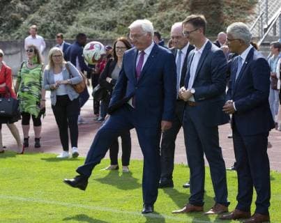 Federal President Frank Walter Steinmeier L shoots the ball next to Dirk Mazurkiewicz M when visiting the Bonn sports club 01 04 M Chairman of the Bonn SC and Mayor Ashok Sridharan Bonn 31 08 2018 Federal President Steinmeier at the Bonn SC