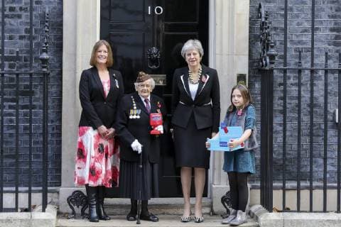 News Bilder des Tages October 25, 2018 - London, london, UK - London, UK. Prime Minister Theresa May meets fundraisers Claire Rowcliffe, Director of Fundraising at The Royal British Legion, Barbara Windsor (93) and Poppy Railton (9) for the Royal British Legion and purchase a poppy to launch the National Poppy Appeal 2018 outside 10 Downing Street. London UK - ZUMAl94_ 20181025_zaf_l94_027 Copyright: xx