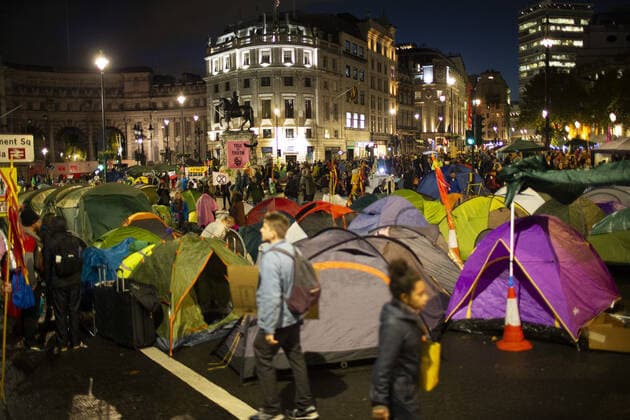 News Bilder des Tages October 8, 2019, London, London, UK: London, UK. Extinction Rebellion protesters erect tents and gazebos in Trafalgar Square . Police continue to attempt to clear roads in Westminster on the second day of the protest London UK - ZUMAl94_ 20191008_zaf_l94_103 Copyright: xGeorgexCracknellxWrightx