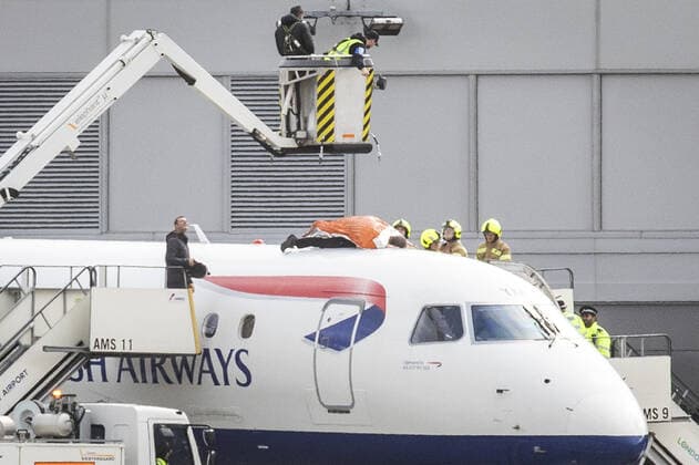 News Bilder des Tages October 10, 2019, London, London, UK: London, UK. Emergency services use a cherry picker to try to remove an Extinction Rebellion protester on top of a British Airways plane at London City Airport. Protesters planned to occupy the terminal building in a à Hong Kong-style shutdown as part of ongoing protests calling on government departments to tackle the Climate Emergency. London UK - ZUMAl94_ 20191010_zaf_l94_122 Copyright: xRobxPinneyx