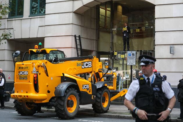 News Bilder des Tages October 15, 2019, London, London, UK: London, UK. XR activist and co-founder Gail Bradbrook climbs on top of the entrance of the Department Transport and hammers the glass as police arrest her with a JCB. Activists continue to occupy roads around Westminster and the City for the 9th day. London UK - ZUMAl94_ 20191015_zaf_l94_006 Copyright: xAlexxLentatix