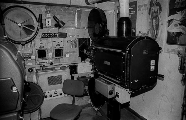 Cinema Schlüter West Berlin, 21 1 1990, cinema Schlüter in Schlüterstraße, in the projection room film machine projection machine , Â