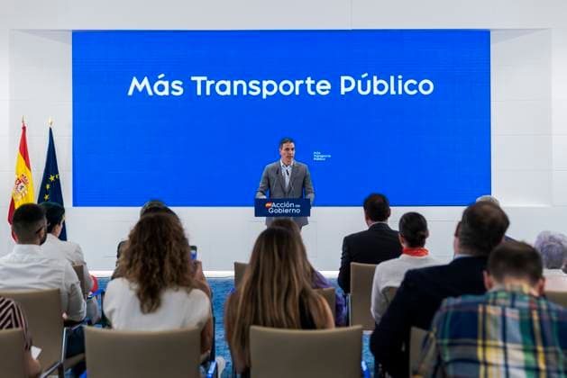 Spanish Prime Minister Pedro Sánchez in Madrid, Spain - 12 Sep 2024 Spanish Prime Minister, Pedro Sanchez presented the new campaign titled Public transport, do you get it? aimed at promoting the use of public transport. The event was also attended by the Minister of Transport and Sustainable Mobility, Oscar Puente. This initiative is part of the government s efforts to encourage more sustainable mobility, reducing the use of private vehicles, thereby lowering emissions and easing traffic congestion in major cities. Madrid Spain Copyright: xGuillermoxGutierrezxCarrascalx xSOPAxImagesx 2024_09_12_PS_Transporte_08